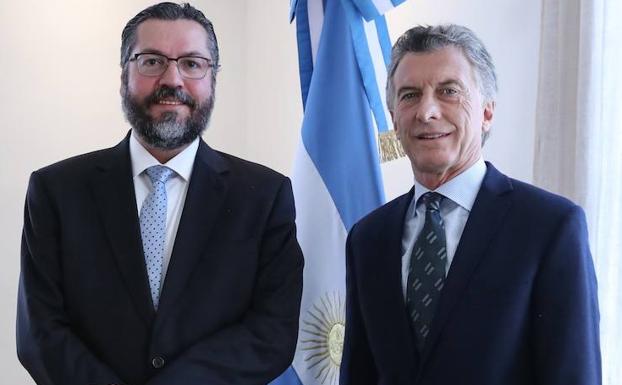 El presidente argentino Mauricio Macri recibe al ministro de Exteriores de Brasil Ernesto Araújo.