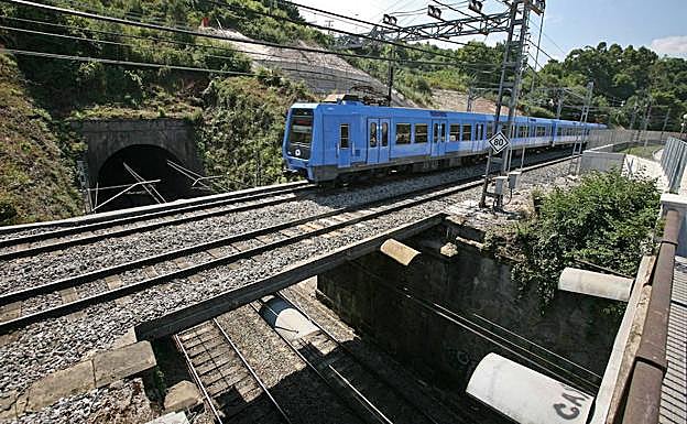 Un Topo pasa por donde se cruzan las vías en Riberas. 