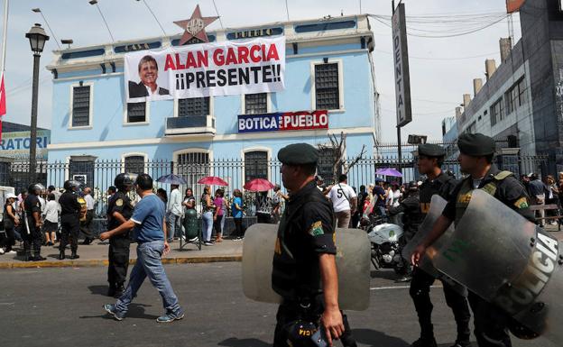 Varias personas alrededor de la sede de apoyo a Alan García. 