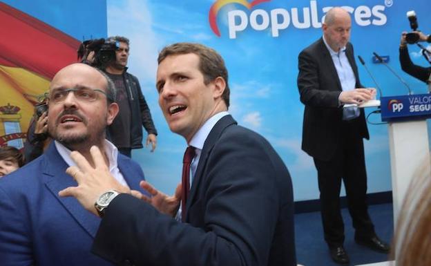 Pablo Casado (c) en un mitin de campaña electoral en Tarragona acompañado del presidente del PPC, Alejandro Fernández (i) y del número uno al Congreso por Tarragona, Jordi Roca (d). 