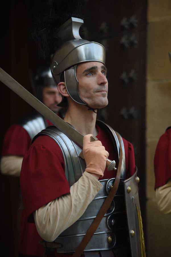 Este Viernes Santo Segura ha celebrado su Vía Crucis y más de 300 vecinos de todas las edades han formado parte de la procesión. 