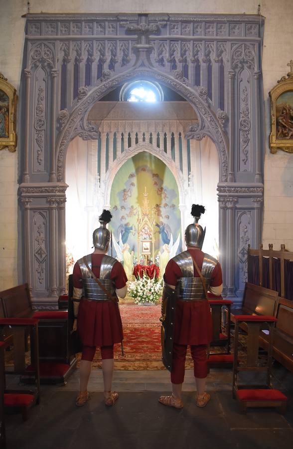 Este Viernes Santo Segura ha celebrado su Vía Crucis y más de 300 vecinos de todas las edades han formado parte de la procesión. 
