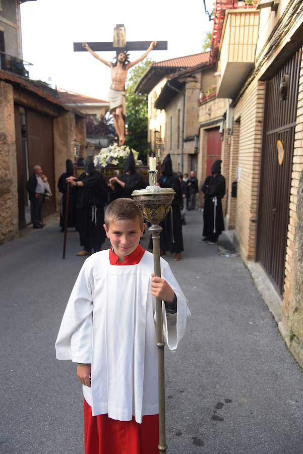Este Viernes Santo Segura ha celebrado su Vía Crucis y más de 300 vecinos de todas las edades han formado parte de la procesión. 