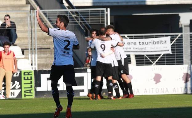 Los jugadores del Real Unión celebran uno de los goles ante el Langreo. 