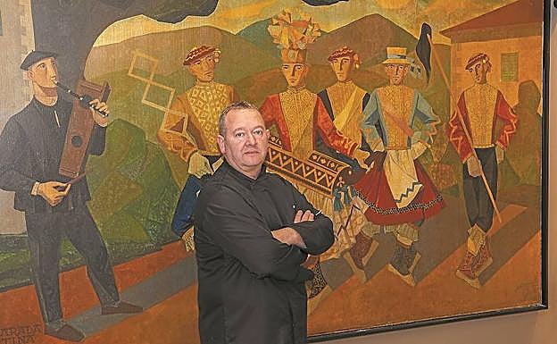 El artífice del Maskarada, Jose Ignacio Jauregi, en el restaurante, donde se puede degustar un rico Euskal Txerri. 