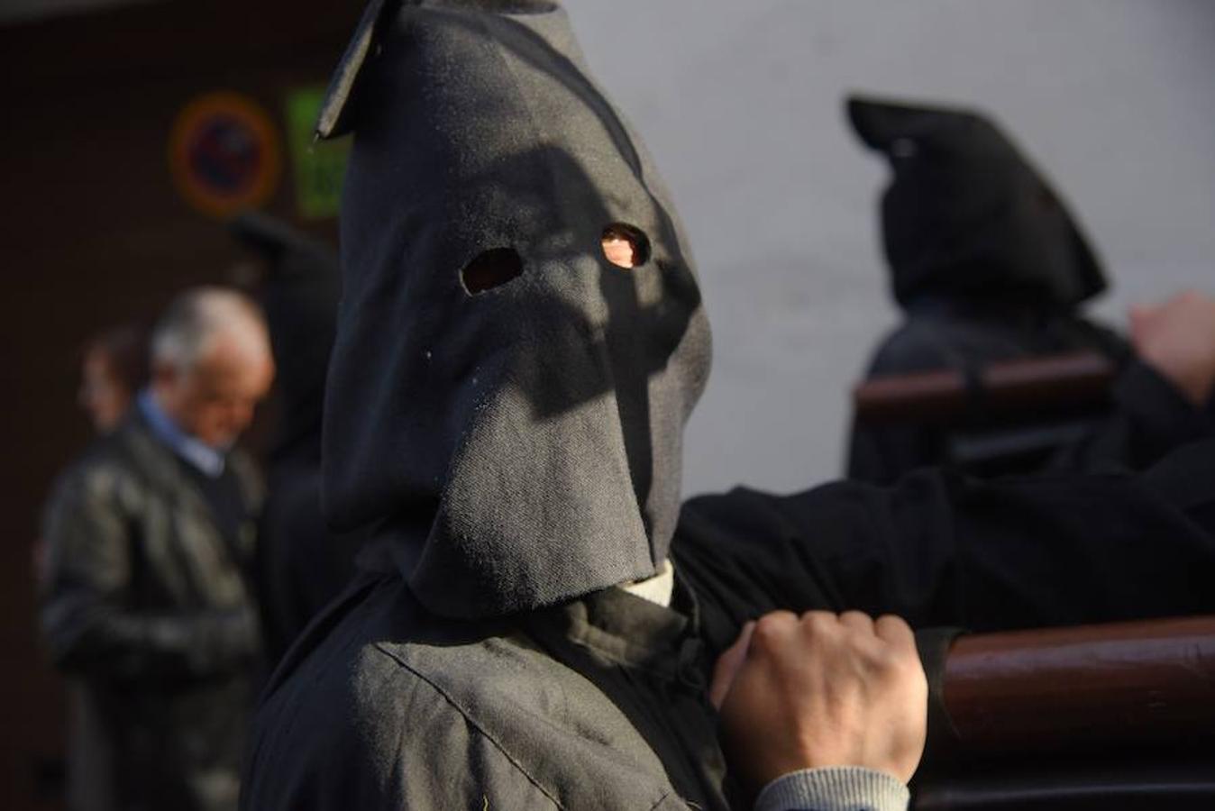 Este Viernes Santo Segura ha celebrado su Vía Crucis y más de 300 vecinos de todas las edades han formado parte de la procesión. 