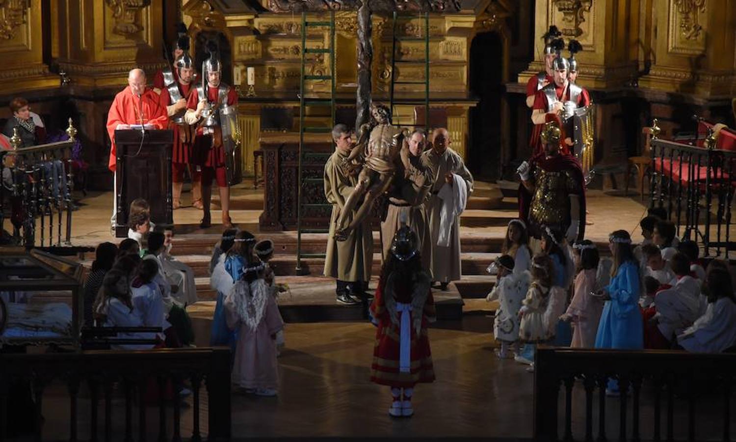 Este Viernes Santo Segura ha celebrado su Vía Crucis y más de 300 vecinos de todas las edades han formado parte de la procesión. 