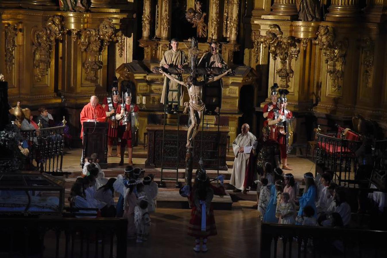 Este Viernes Santo Segura ha celebrado su Vía Crucis y más de 300 vecinos de todas las edades han formado parte de la procesión. 