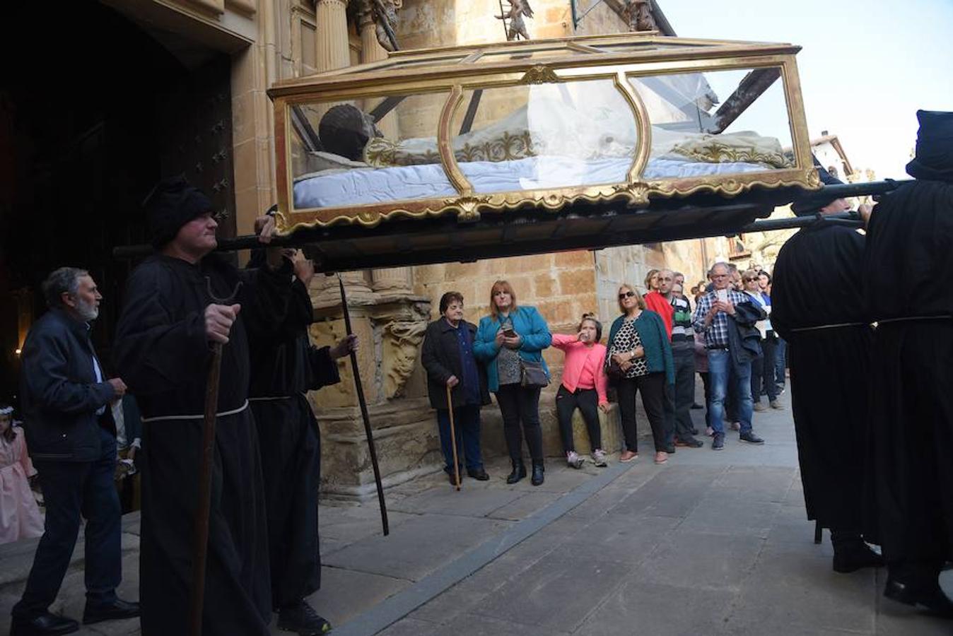 Este Viernes Santo Segura ha celebrado su Vía Crucis y más de 300 vecinos de todas las edades han formado parte de la procesión. 