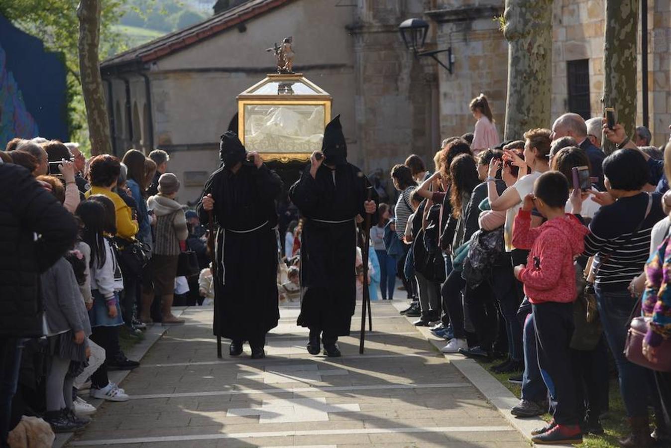 Este Viernes Santo Segura ha celebrado su Vía Crucis y más de 300 vecinos de todas las edades han formado parte de la procesión. 