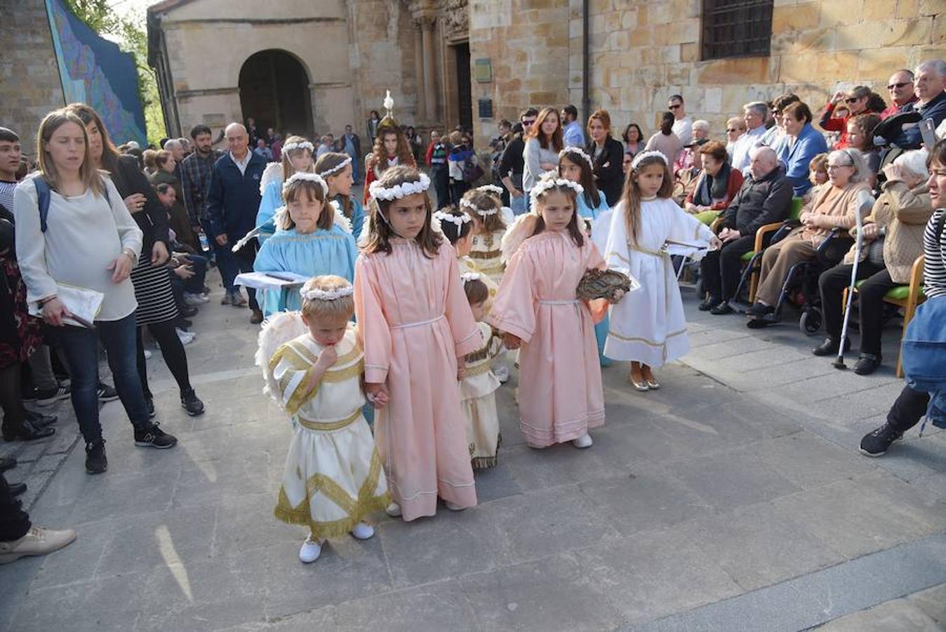 Este Viernes Santo Segura ha celebrado su Vía Crucis y más de 300 vecinos de todas las edades han formado parte de la procesión. 
