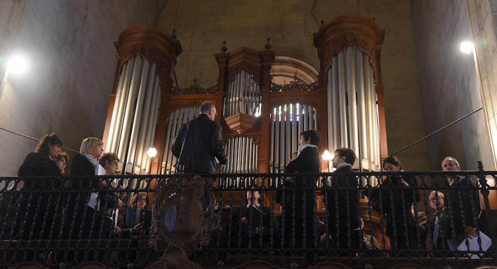 Este Viernes Santo Segura ha celebrado su Vía Crucis y más de 300 vecinos de todas las edades han formado parte de la procesión. 