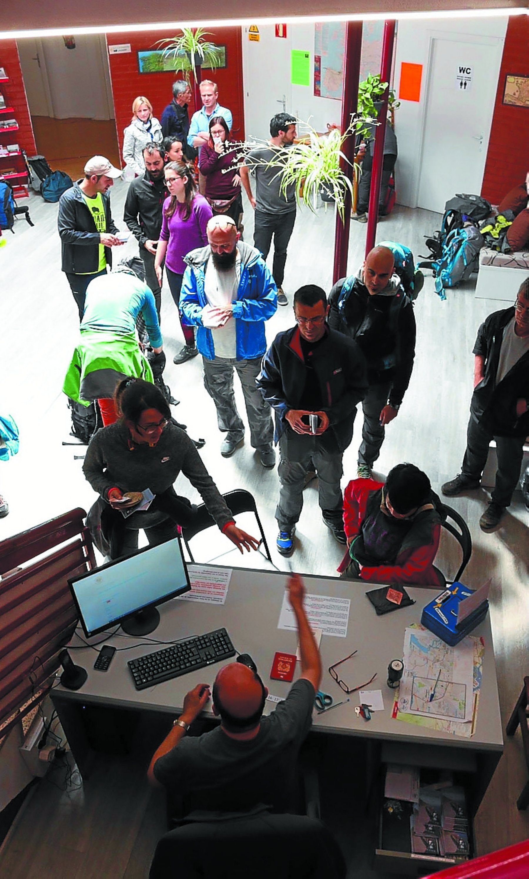 Peregrinos llegando al albergue de Irun esta semana. 