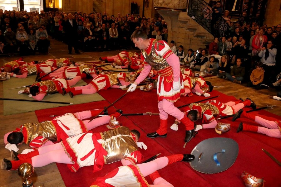 En la calle Mayor de Hondarribia se ha revivido la caída de los romanos al conocer la Resurrecció de Jesús y también el encuentro de éste con la Virgen, que se conoce como ttopara. 