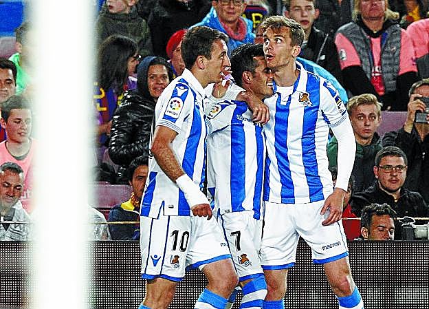 Oyarzabal y Llorente felicitan a Juanmi por el gran gol que marcó. Era el empate a uno. 