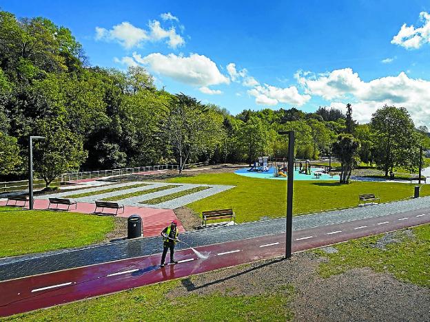 La senda principal la acompaña un bidegorri que recorre los 800 metros de parque. 