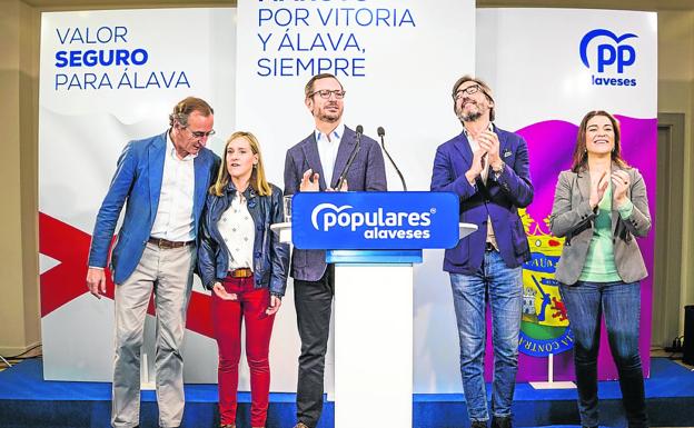 Alfonso Alonso, Amaia Fernández, Javier Maroto, Iñaki Oyarzábal y Leticia Comerón, ayer en Vitoria.