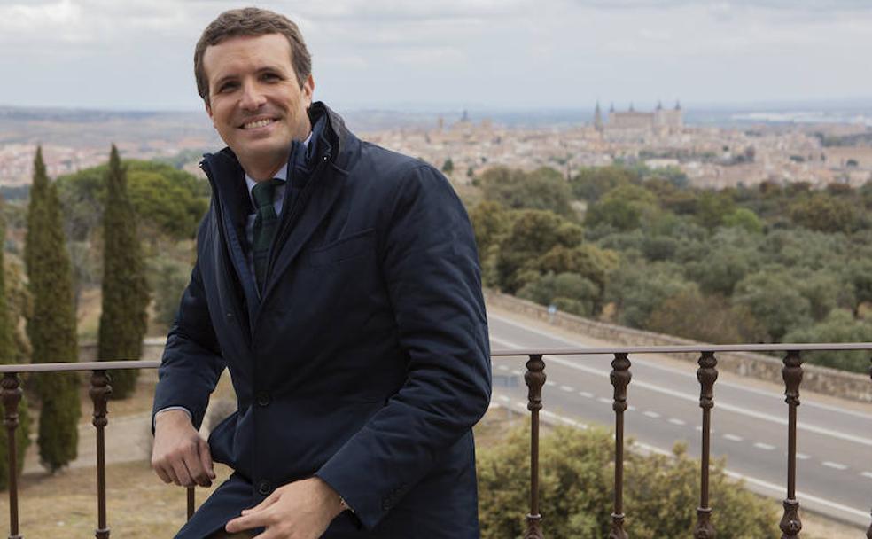 Casado, con Toledo de fondo. 