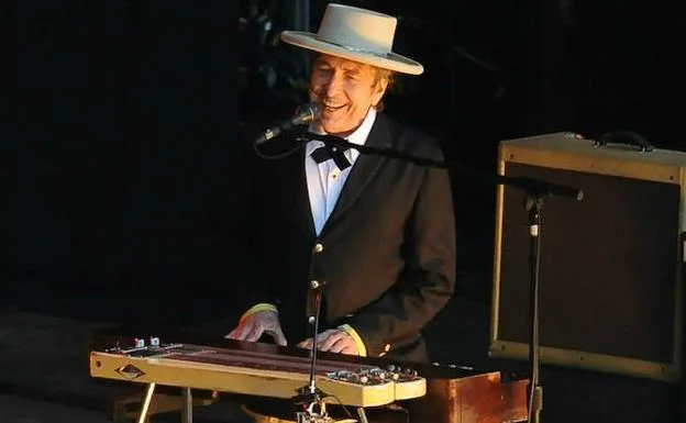 Bob Dylan toca el teclado en su concierto en el Guggenheim de Bilbao, en 2012.