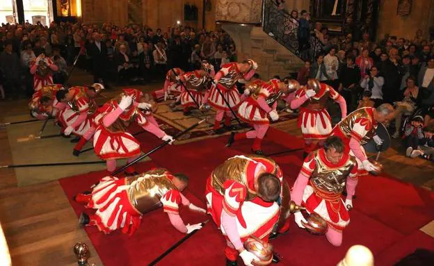 Los romanos caen al suelo en una de las escenas más singulares de la Semana Santa de Hondarribia. 