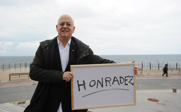 Odón Elorza elige la palabra «honradez» para posar en el Paseo Nuevo de Donostia, antes de la entrevista.
