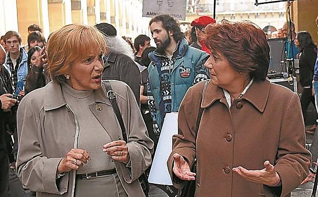 Elena Irureta y Ane Gabarain en pleno rodaje. 