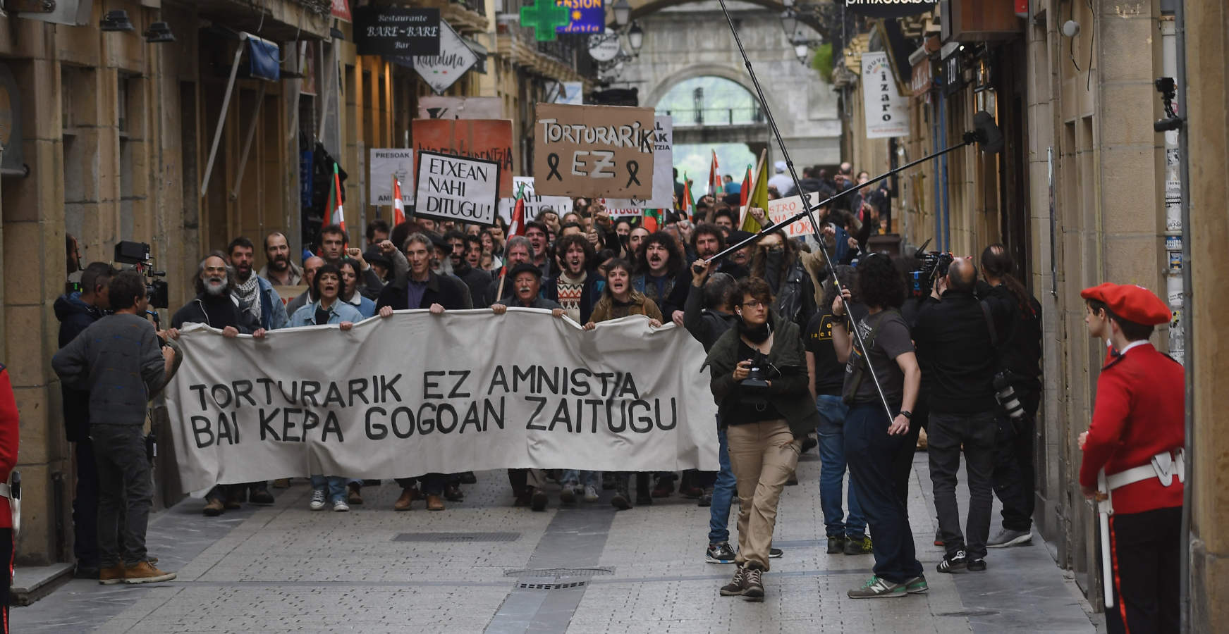 El rodaje de la serie de televisión 'Patria', basada en la popular novela de Fernando Aramburu, ha tenido lugar este martes en San Sebastián.