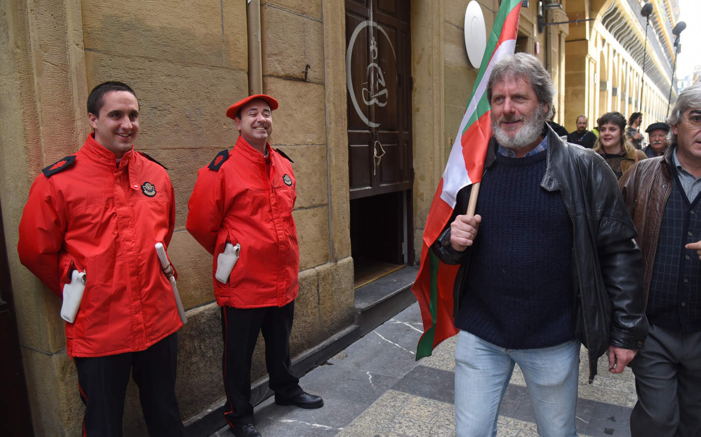 El rodaje de la serie de televisión 'Patria', basada en la popular novela de Fernando Aramburu, ha tenido lugar este martes en San Sebastián.