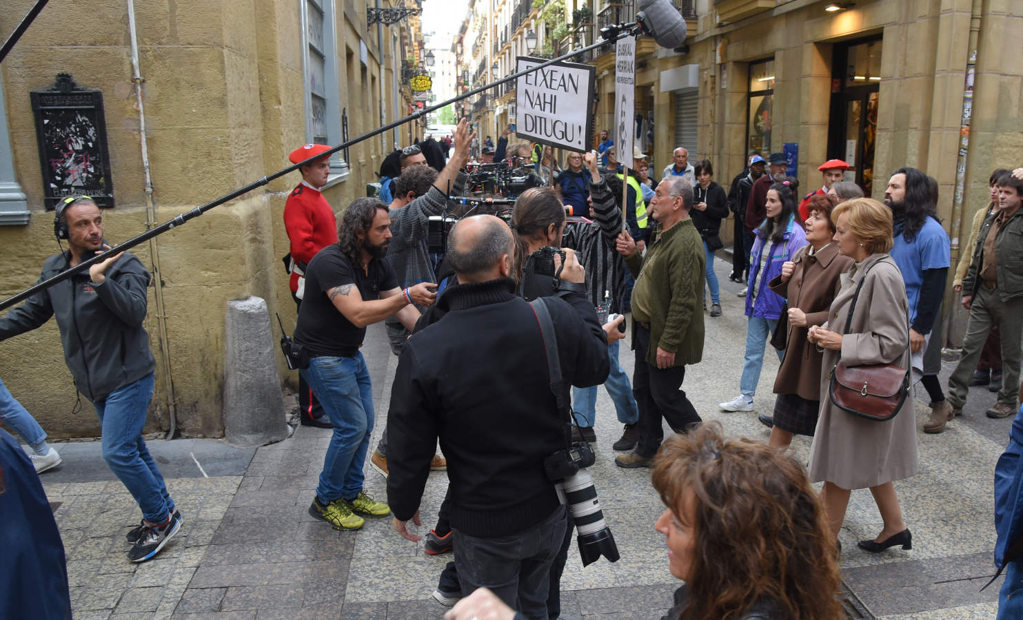 El rodaje de la serie de televisión 'Patria', basada en la popular novela de Fernando Aramburu, ha tenido lugar este martes en San Sebastián.