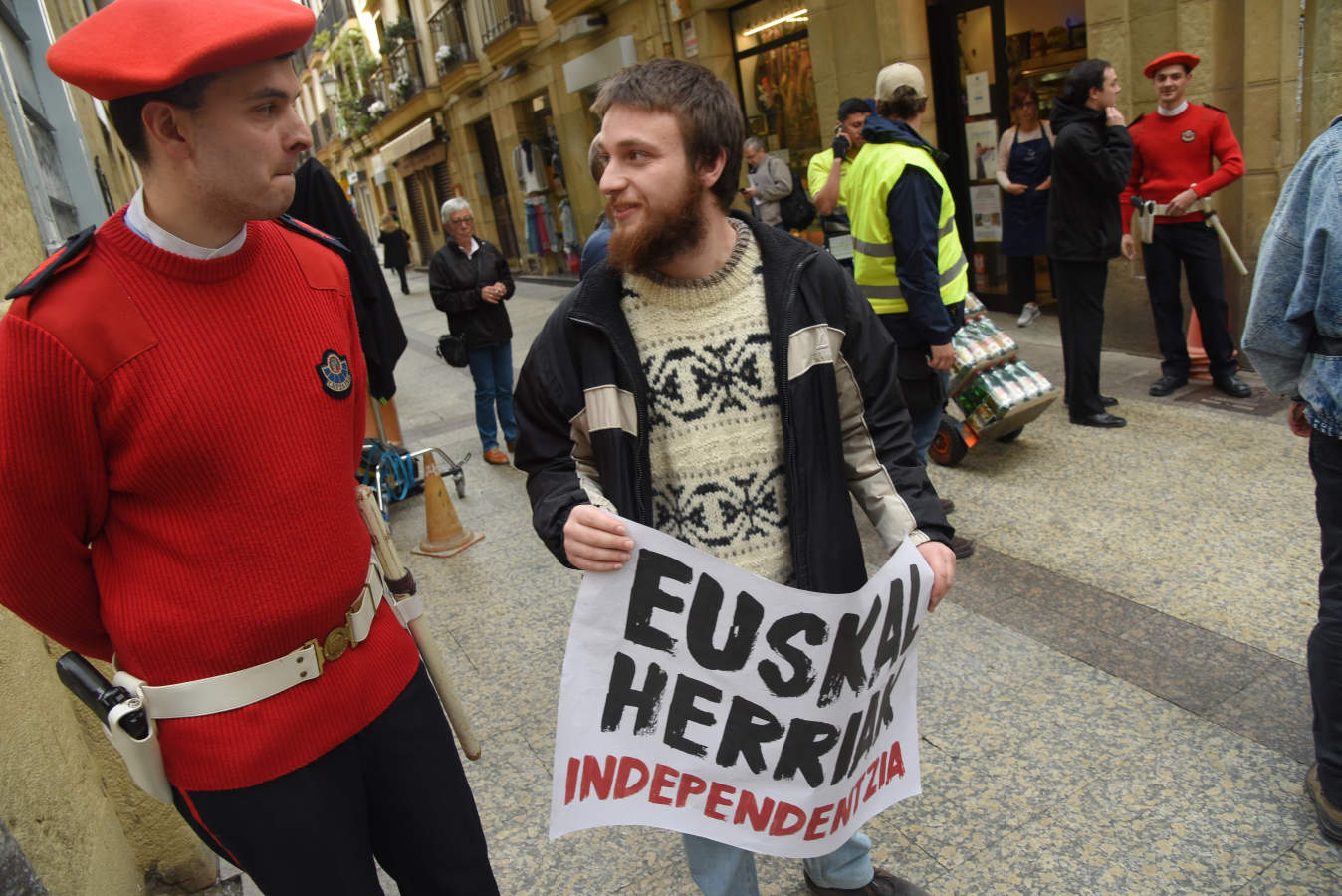 El rodaje de la serie de televisión 'Patria', basada en la popular novela de Fernando Aramburu, ha tenido lugar este martes en San Sebastián.