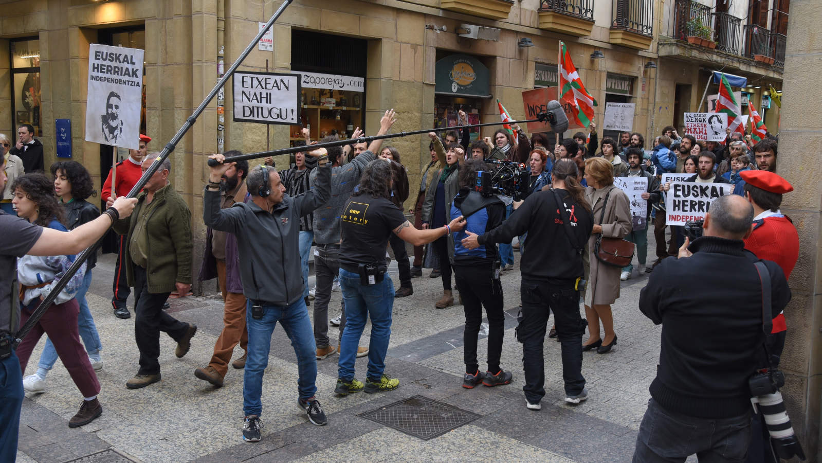 El rodaje de la serie de televisión 'Patria', basada en la popular novela de Fernando Aramburu, ha tenido lugar este martes en San Sebastián.