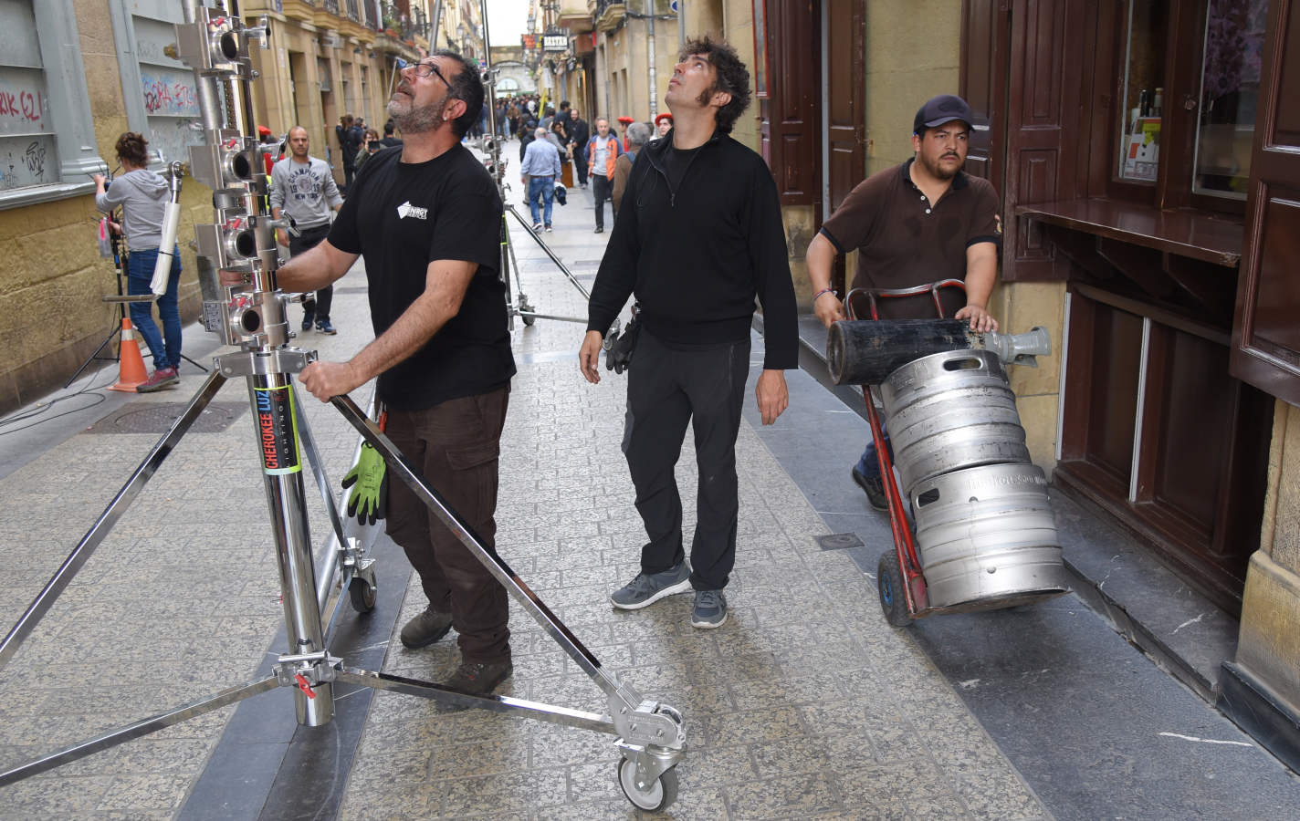 El rodaje de la serie de televisión 'Patria', basada en la popular novela de Fernando Aramburu, ha tenido lugar este martes en San Sebastián.