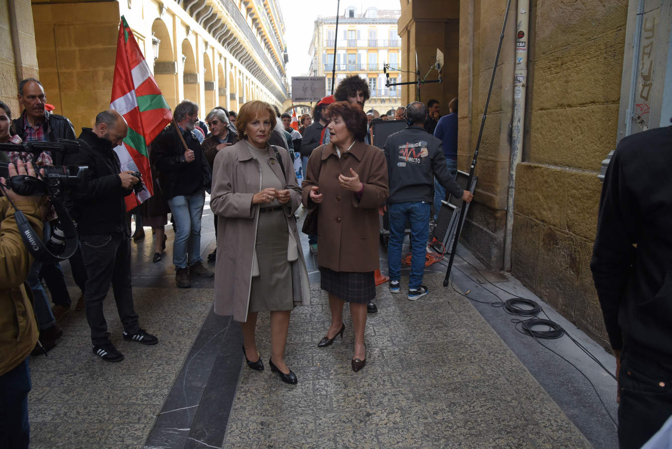 El rodaje de la serie de televisión 'Patria', basada en la popular novela de Fernando Aramburu, ha tenido lugar este martes en San Sebastián.