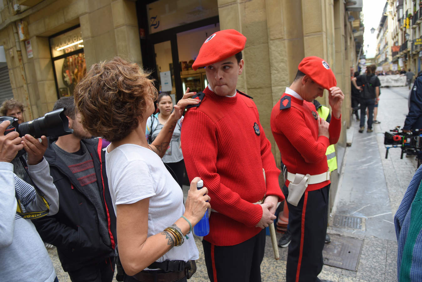 El rodaje de la serie de televisión 'Patria', basada en la popular novela de Fernando Aramburu, ha tenido lugar este martes en San Sebastián.