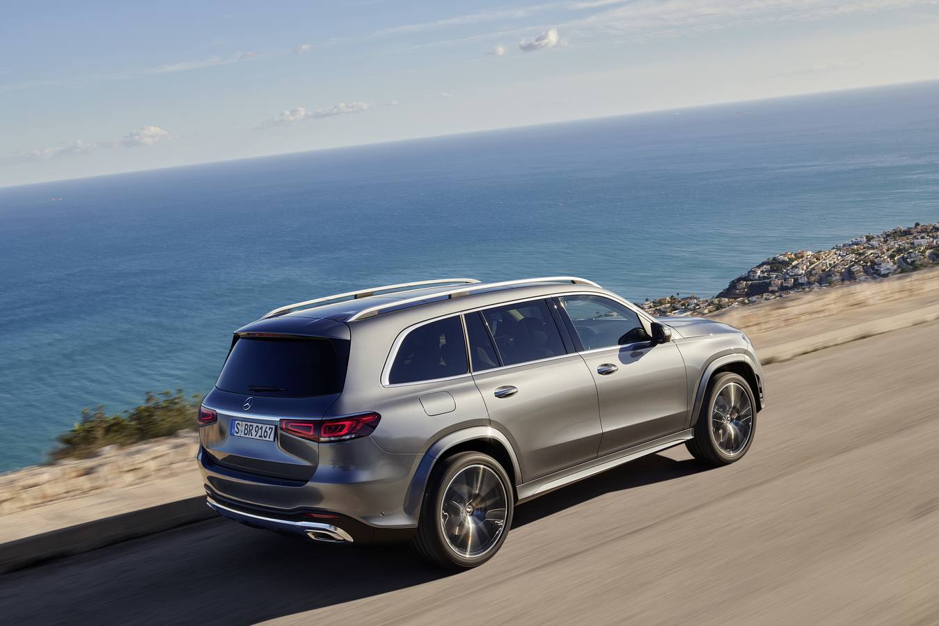 Se presenta estos días con ocasión del Salón de Nueva York pero no llegará a Europa hasta finales de año. Es el nuevo SUV de Mercedes, el GLS. Un modelo imponente con 5,20 metros de longitud.