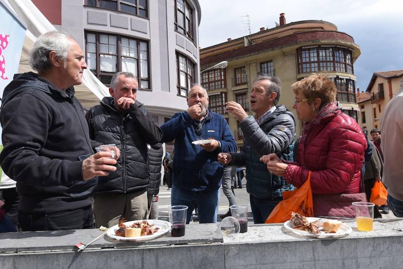 Más de 2.000 ovejas cruza este miércoles por la mañana el casco histórico de Ordizia. Serán protagonistas, como cada miércoles de Pascua, del Artzain Eguna o Día del Pastor en la localidad goierriarra.