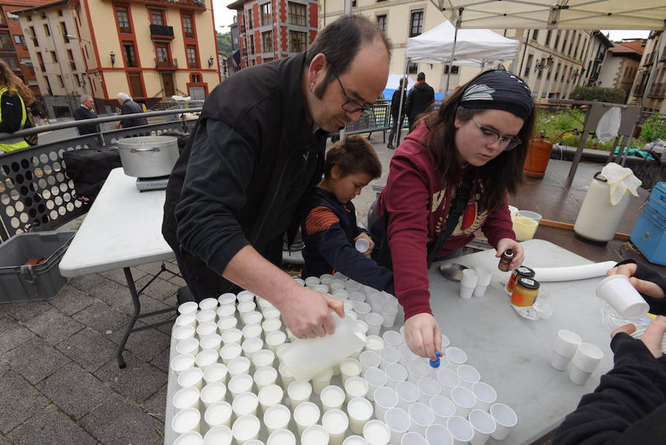 Más de 2.000 ovejas cruza este miércoles por la mañana el casco histórico de Ordizia. Serán protagonistas, como cada miércoles de Pascua, del Artzain Eguna o Día del Pastor en la localidad goierriarra.