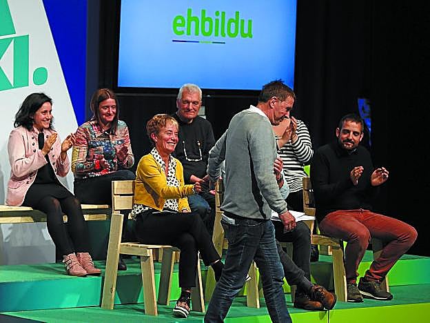 Arnaldo Otegi saluda a Bel Pozueta, en el mitin que celebró EH Bildu ayer en Alsasua.