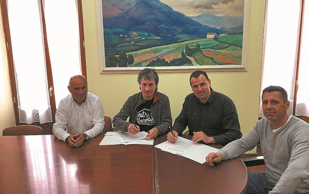 Firma del convenio en el ayuntamiento de Baztan. 