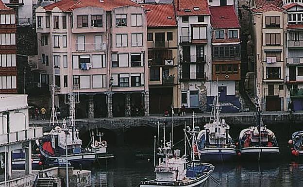 Vista de las casas cercanas al puerto de Bermeo
