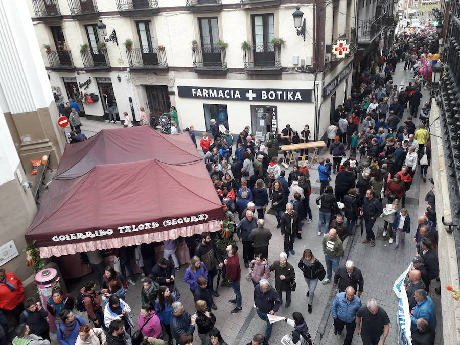 Más de 2.000 ovejas cruza este miércoles por la mañana el casco histórico de Ordizia. Serán protagonistas, como cada miércoles de Pascua, del Artzain Eguna o Día del Pastor en la localidad goierriarra.