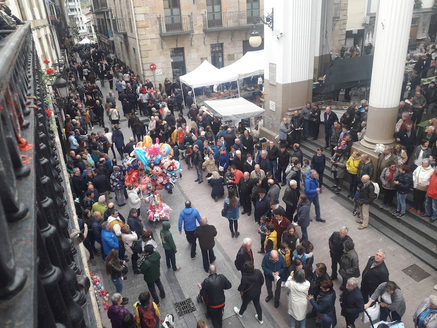 Más de 2.000 ovejas cruza este miércoles por la mañana el casco histórico de Ordizia. Serán protagonistas, como cada miércoles de Pascua, del Artzain Eguna o Día del Pastor en la localidad goierriarra.