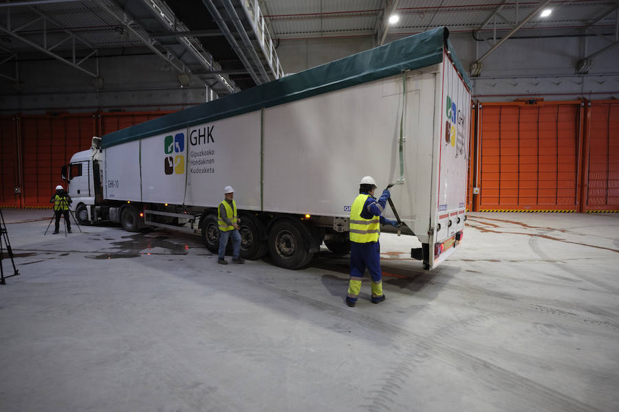 Los primeros camiones cargados de residuos de distintas comarcas de Gipuzkoa han comenzado este jueves a descargar en el complejo medioambiental de Zubieta. Arranca así la planta de tratamiento mecánico-biológico (TMB). El primer vehículo pesado ha llegado pocos minutos despué de las diez de la mañana.