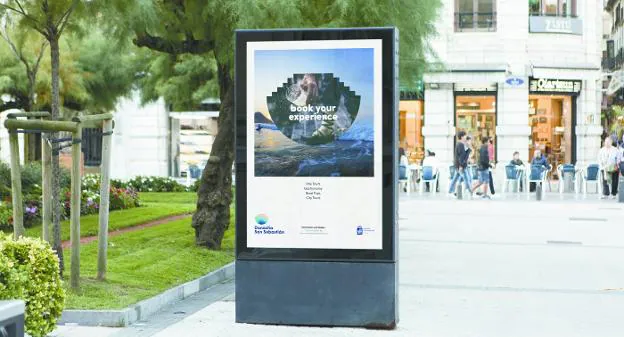 Fotomontaje en el que se visualiza la aplicación de la nueva marca de San Sebastián Turismo en un soporte publicitario. 