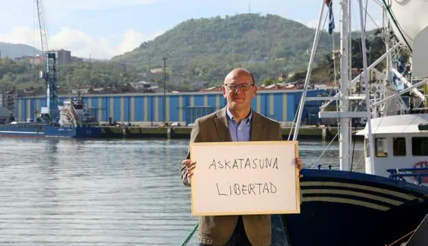 Joseba Agirretxea quiso fotografiarse en el puerto de Pasaia y eligió la palabra 'Askatasuna/Libertad'.