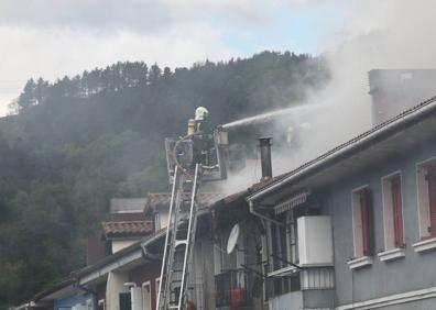 Imagen secundaria 1 - Veinte familias se ven obligadas a dejar sus casas tras un incendio en Ordizia