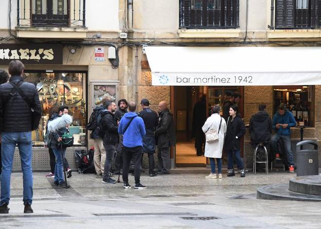 Los finalistas de concurso degustaron ayer los pintxos «históricos» de bar Martínez de la Parte Vieja. 