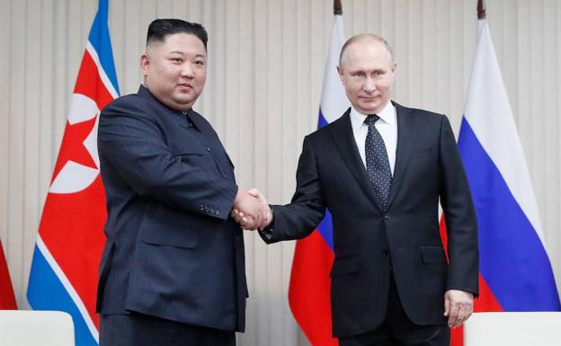 Kim Jong-un y Vladímir Putin, al inicio de la cumbre.