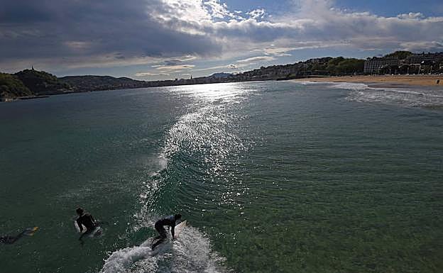 Un surfista ayer sobre una ola en Ondarreta.