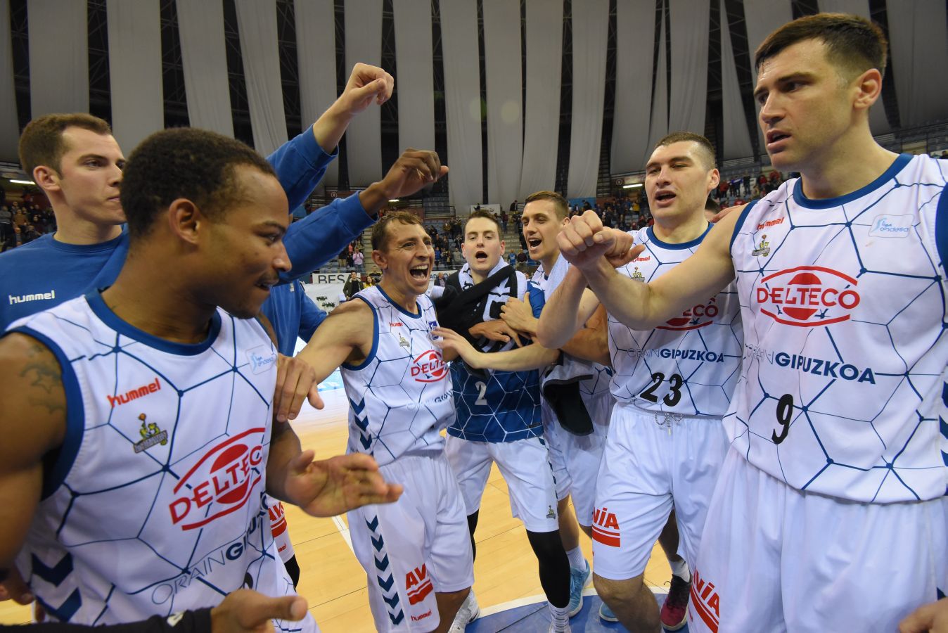 El Gipuzkoa Basket se impone al Obradoiro (85-72) y sale de los puestos de descenso. 